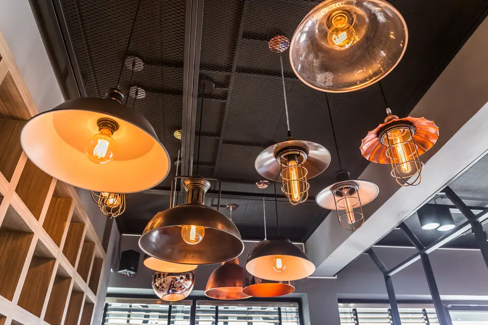 Un groupe d'ampoules suspendues au plafond, créant une ambiance lumineuse.  