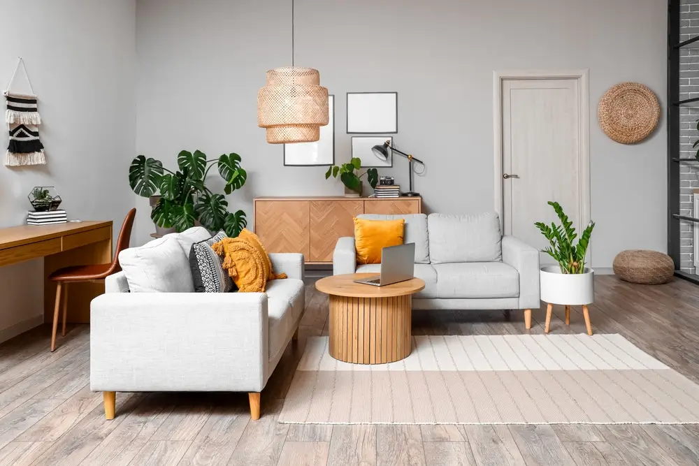 Un salon avec un canapé, une chaise et une table, créant un espace confortable et accueillant.